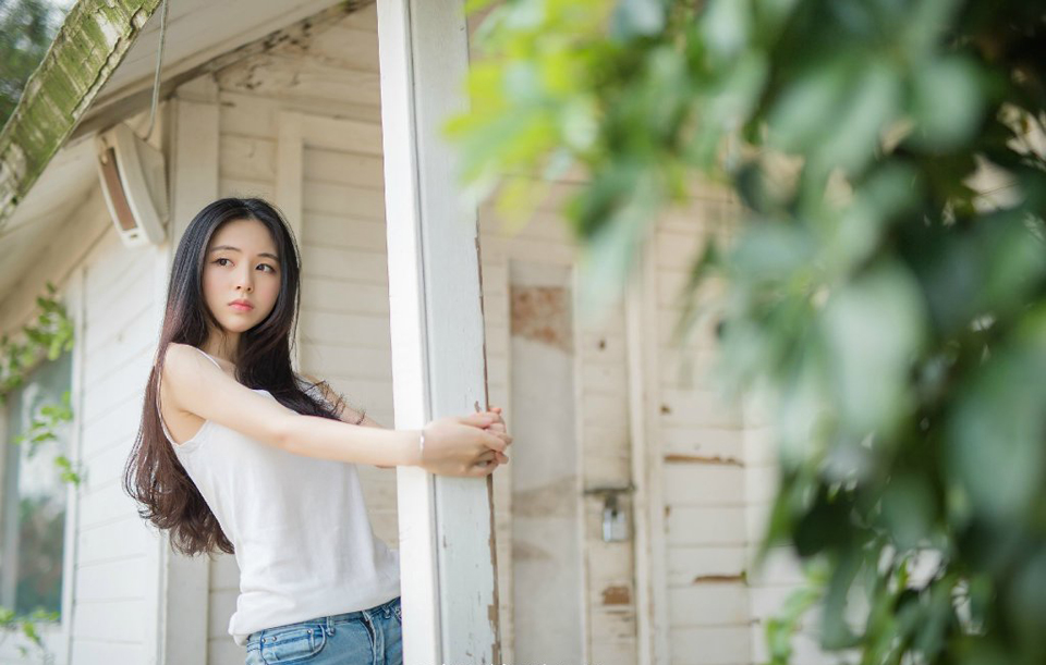 姐妹俩依言进来，大乔担忧的看了小乔一眼，连忙向吕布道：“夫君，妹妹她只是……毕竟当年也算相识一场，并不是……”
